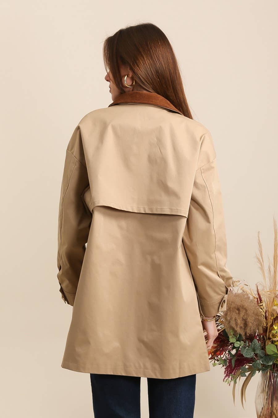 Mid-length jacket with contrasting collar: Camel
