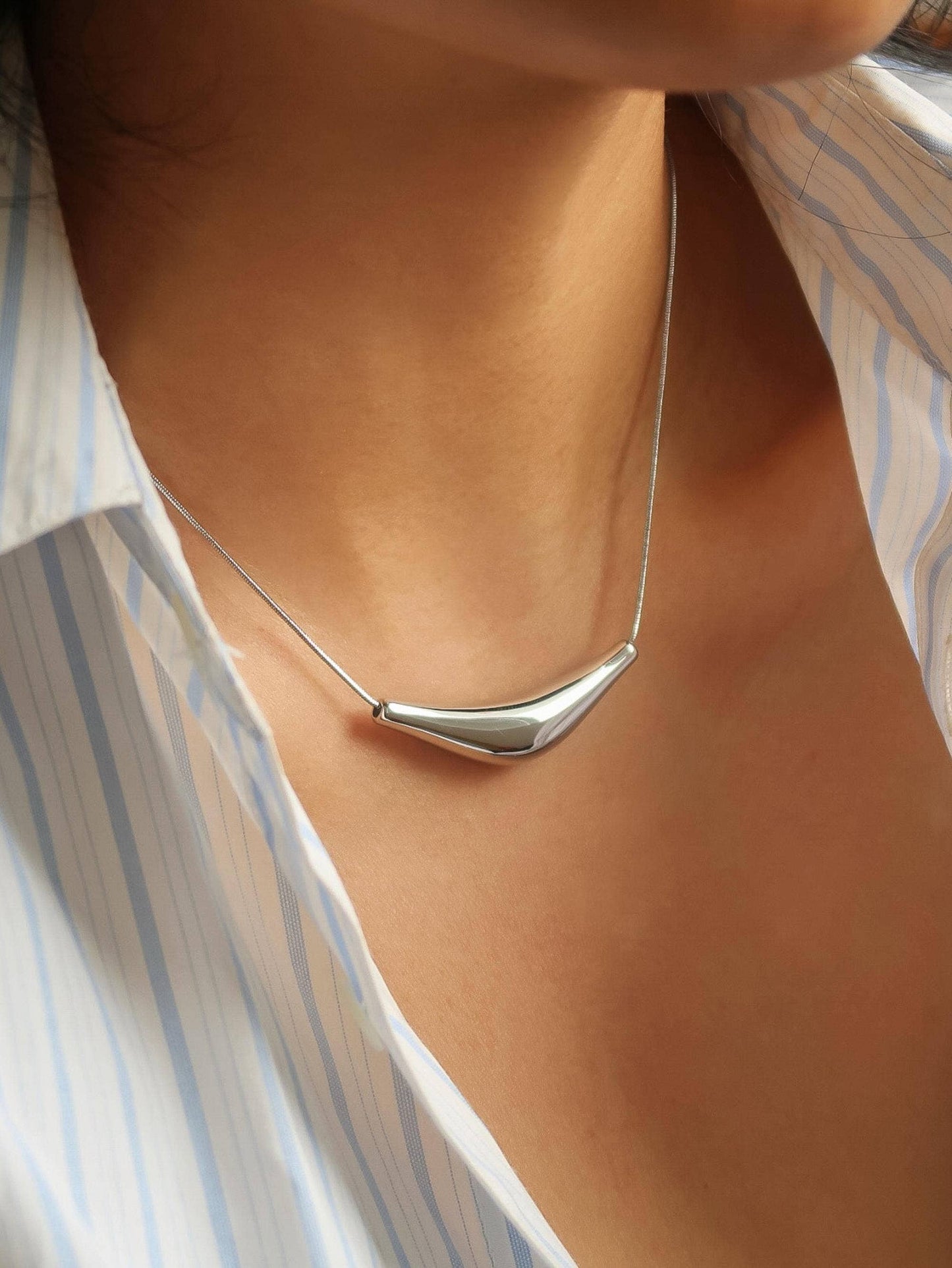 Cendre Curve Sweater Necklace