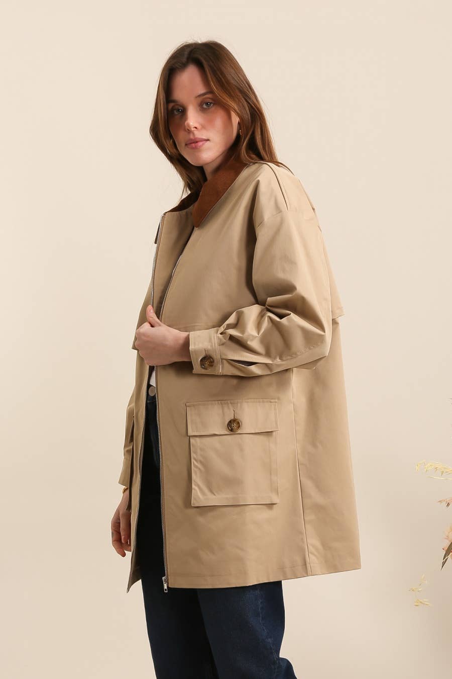 Mid-length jacket with contrasting collar: Camel