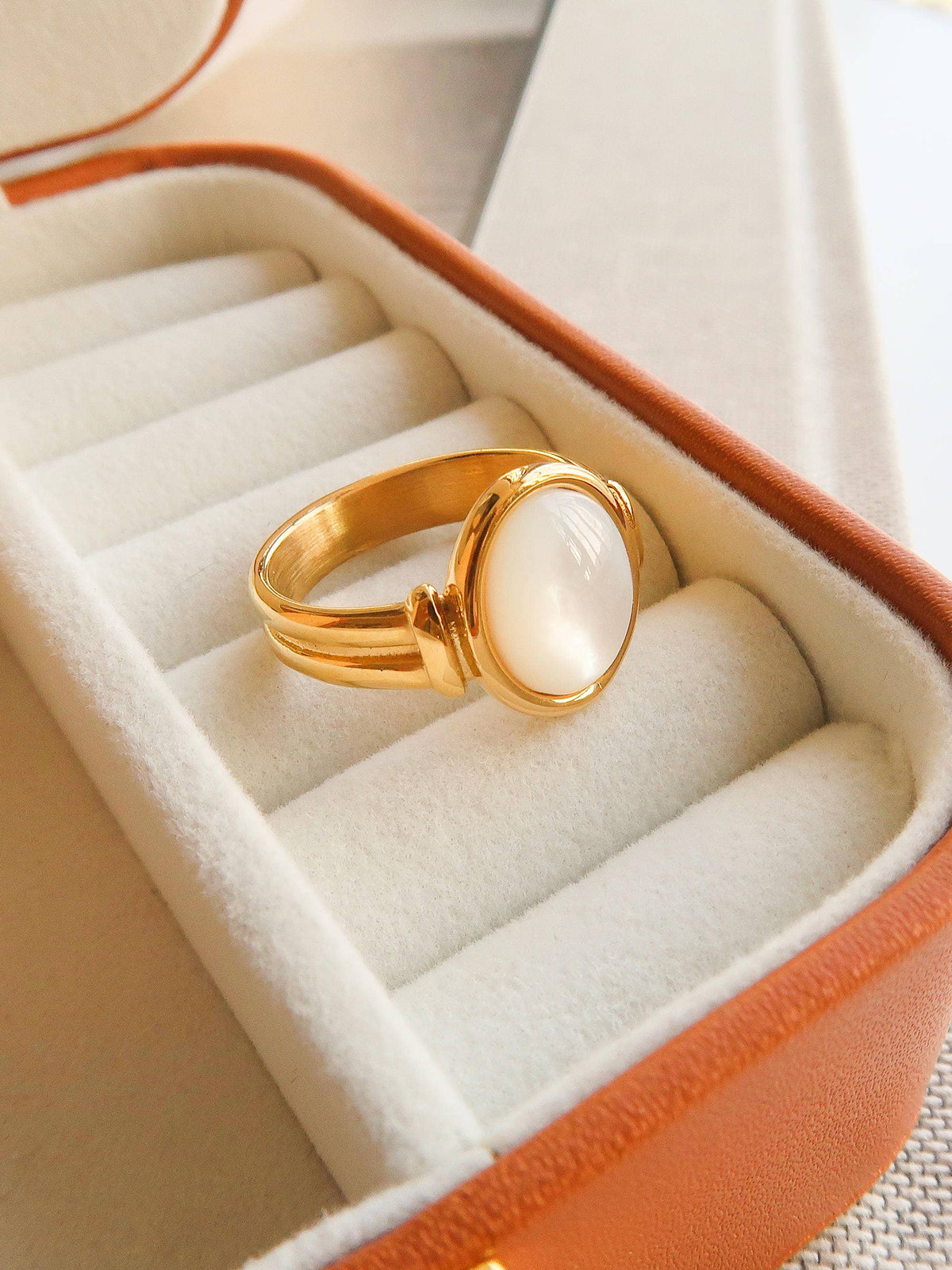 Jade  Classic Shell Stone Ring