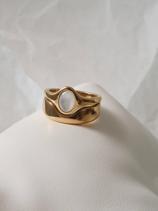Alouette  Stone Wave Ring: Yellow Gold / 8